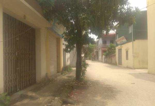 Khu vực trước cửa nhà anh K - nơi bé trai bị mẹ bỏ rơi.