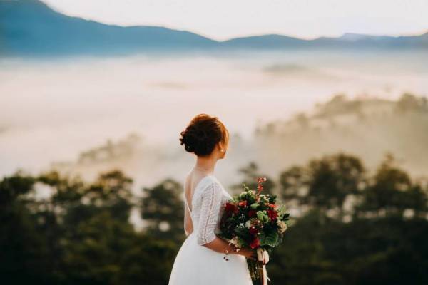 Background “đậm chất Đà Lạt“ với biển mây, bình minh và đồi thông bạt ngàn chụp ở ngọn đồi đã xuất hiện trong nhiều bộ ảnh cưới. Ảnh: Nguyễn Quốc Bảo.