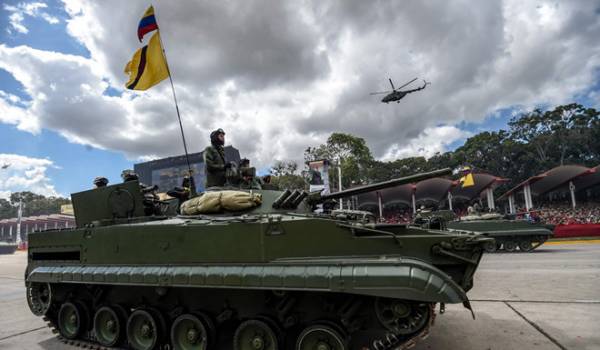 Binh sĩ Venezuela điều khiển xe tăng do Nga chế tạo trong một cuộc duyệt binh ở Caracas