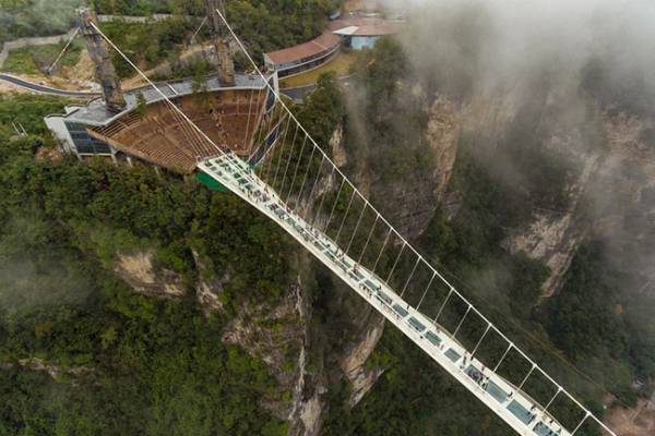  Lối đi đáng sợ 430m này nằm ở độ cao 300m trên một thung lũng núi non tươi tốt và hiện là cây cầu thủy tinh dài nhất thế giới.