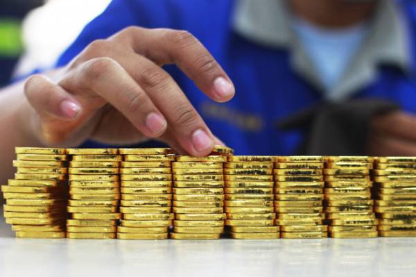 Bị cáo nói có 12 kg vàng và bán cho người mua với giá chiết khấu REUTERS