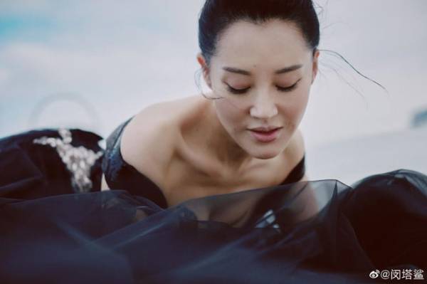 ‘Thánh Cô đẹp nhất màn ảnh’ quyến rũ ở tuổi 50