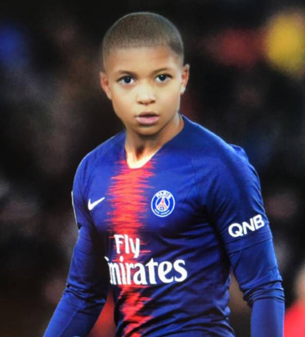 Kylian Mbappe hiện tại và gương mặt “trẻ trâu“ không thay đổi mấy.