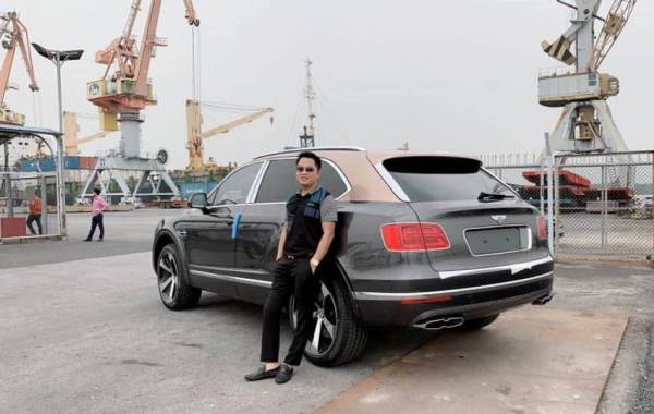 Đại gia Hoàng Kim Khánh khoe SUV siêu sang Bentley Bentayga trên trang cá nhân. (Ảnh: FBNV)