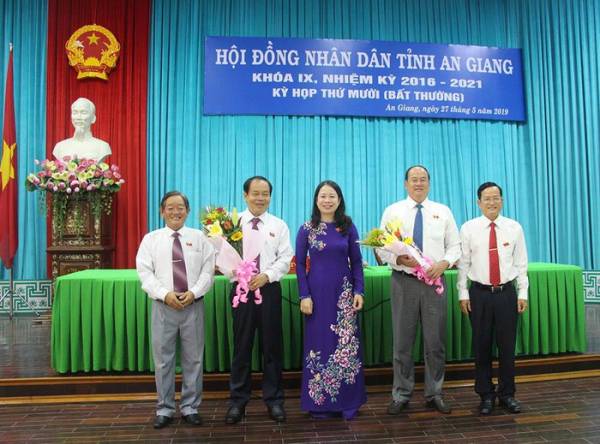 Bà Võ Thị Ánh Xuân, Bí thư Tỉnh ủy trao hoa chúc mừng ông Nguyễn Thanh Bình (thứ hai bên tay phải) và ông Vương Bình Thạnh