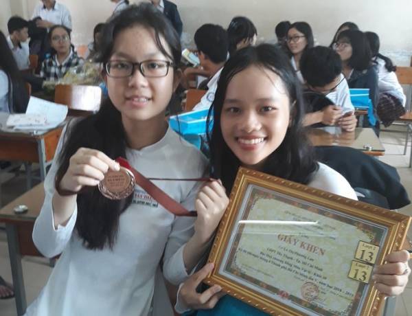 HS phấn khởi trong lễ tổng kết - Ảnh: N.T