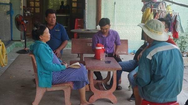 Nhiều người dân ở xã Tân Đông tố cáo bị đơn vị bao tiêu nợ tiền mua lúa - Ảnh: Thanh Anh