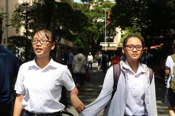 Đề thi Toán chuyên lớp 10 vào trường Phổ thông Năng khiếu có sai sót