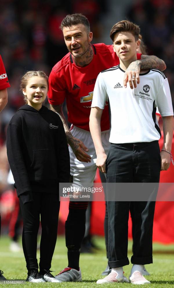 Vợ và các con đến cổ vũ David Beckham thi đấu bóng đá