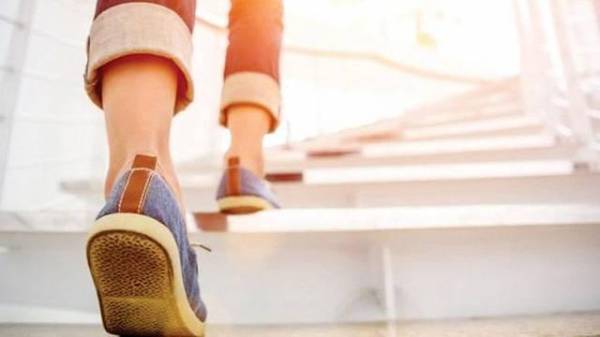 Đi thang bộ giúp bạn đốt cháy calo, đồng thời làm tăng nhịp tim một cách lành mạnh - Ảnh: Internet