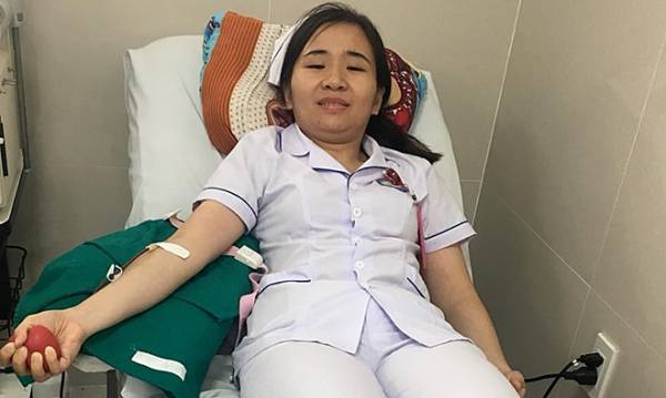 Điều dưỡng Đào hiến máu. Ảnh: Long Nhật.Tin tài trợ