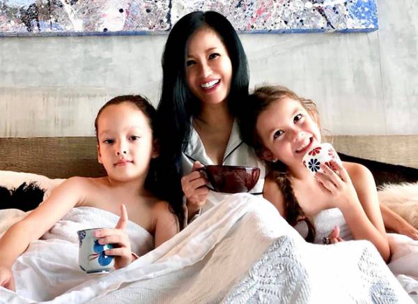 Hồng Nhung có cuộc sống bình lặng bên hai con.