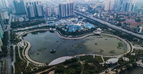 Hồ điều hòa ở Hà Nội bốc mùi hôi tanh nồng nặc