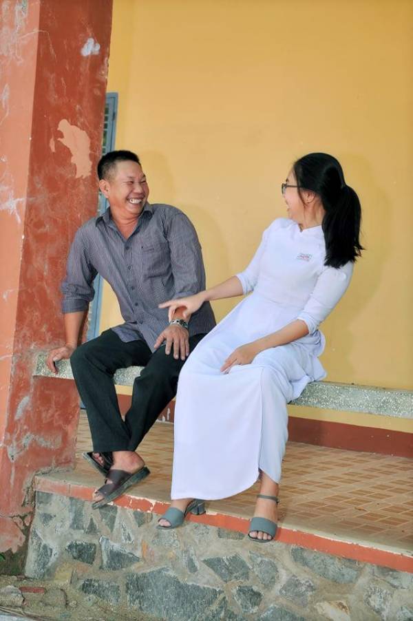 Người cha bán cá viên chiên suốt 13 năm cùng con dự lễ bế giảng