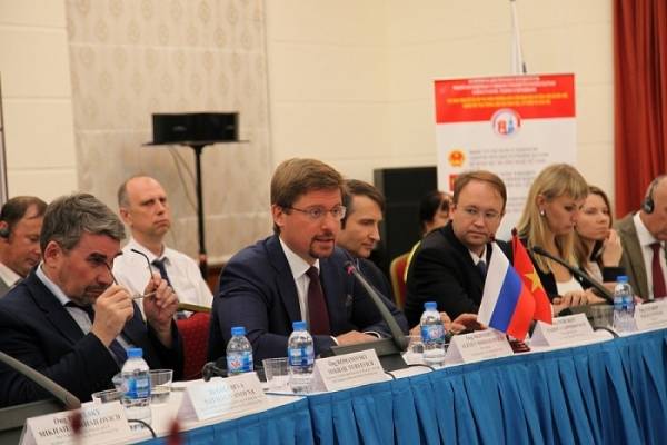 Đoàn đại biểu Liên bang Nga tại Hội nghị bàn tròn. (Ảnh: H.A)