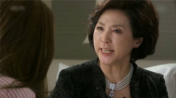 Mượn cớ tình cũ của con dâu thường xuyên gửi quà, mẹ chồng tuyên bố gây sốc trong buổi họp gia đình