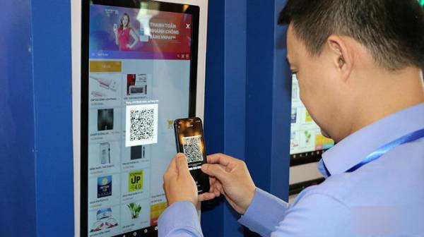 Người dân đã quen dần với các hình thức thanh toán không dùng tiền mặt (ảnh: ĐK)