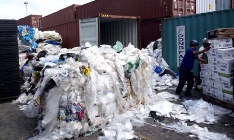 Các container phế liệu tồn đọng tại cảng Hải Phòng. Ảnh: Báo Hải quan