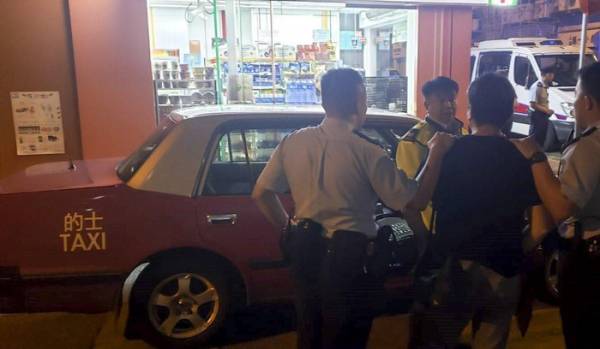 Tài xế taxi chặt chém khách bị bắt. - Ảnh: Chụp màn hình SCMP