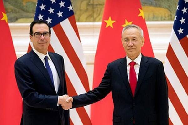 Bộ trưởng Tài chính Mỹ Steven Mnuchin (trái) và Phó Thủ tướng Trung Quốc Lưu Hạc (phải) bắt tay trước phiên khai mạc đàm phán thương mại ở Bắc Kinh hồi tháng 2-2019