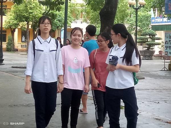 Thí sinh dự thi vào lớp 10 tại điểm trường THPT Việt Nam - Ba Lan (Hà Nội).