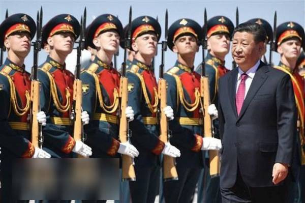 Chủ tịch Trung Quốc Tập Cận Bình duyệt đội danh dự tại lễ đón ở Moskva, Nga.