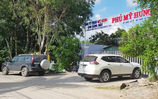 Xe của Bộ Công an và Công an Đắk Nông chở lực lượng điều tra đến kho xăng dầu Phú Mỹ Hưng để khám xét. Ảnh: Việt Tường.