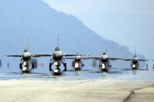 Mỹ là nhà cung cấp trang thiết bị và dịch vụ quân sự hàng đầu của Đài Loan - Ảnh: Reuters