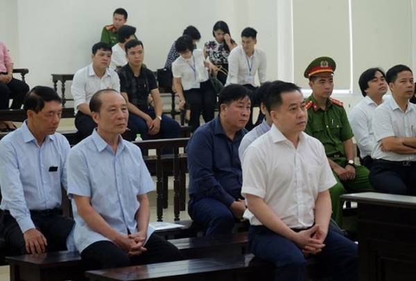 Các bị cáo tại tòa ngày 10/6