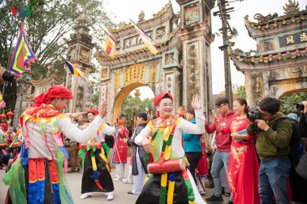 Điệu múa con đĩ đánh bồng được người làng Triều Khúc dày công giữ gìn. (Ảnh: Vũ Toàn)