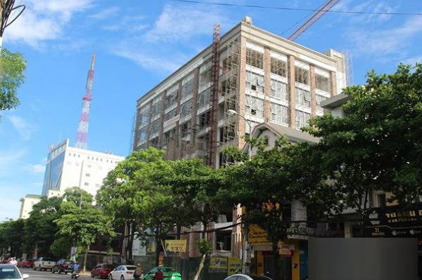 Tổ hợp văn phòng và chung cư 18 tầng của một dự án ở phường Hưng Bình (thành phố Vinh), nhà chung cư 18 tầng điều chỉnh xuống 8 tầng. Ảnh: Văn Trường.