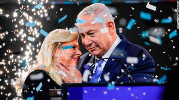 Thủ tướng Israel Benjamin Netanyahu và Phu nhân Sara tại Trụ sở của Đảng Likud ở Tel Aviv trong đêm bầu cử hôm 10/4/2019. Ảnh: CNN