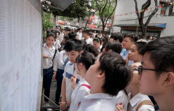 Thí sinh Hà Nội xem số báo danh trong Kỳ thi Tuyển sinh vào lớp 10 năm 2019. Ảnh: TTXVN