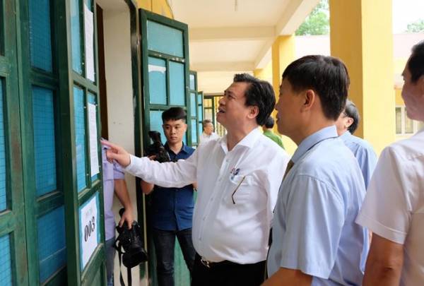 Đoàn công tác của Bộ GD&ĐT kiểm tra công tác chuẩn bị thi tại Yên Bái Ảnh: nghiêm huê