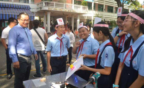 Các nhóm tự thiết kế, trình bày bài học trong khi thầy cô quan sát và chỉ nhắc nhở khi cần