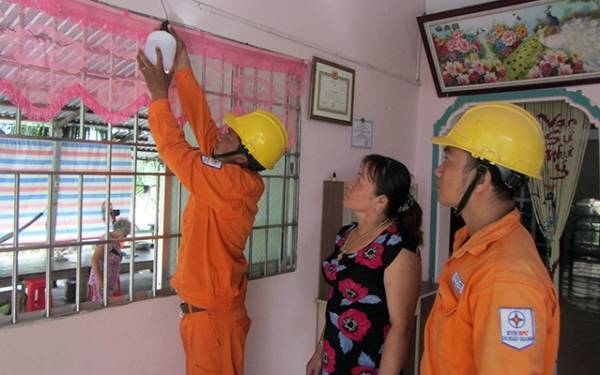 Ðưa điện đến tận nhà dân ở xã Hiệp Hưng, huyện Phụng Hiệp (Hậu Giang).
