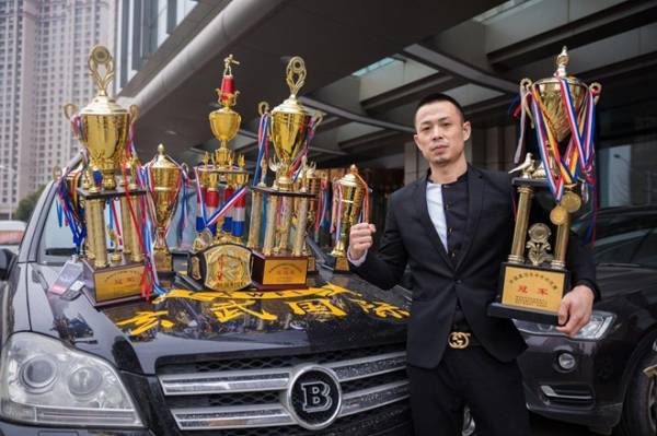 Tay đấm Huyền Vũ khiêu chiến “Đệ nhất Thiếu Lâm“ Nhất Long. Ảnh: Weibo.