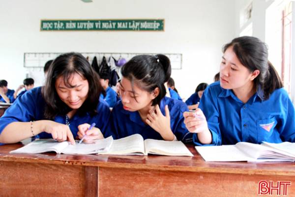 Em Trần Thị Thu Hà (ngoài cùng bên trái) đã được bạn bè thường xuyên chia sẻ, động viên...