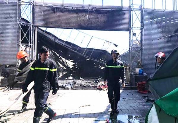 Hiện trường vụ cháy garage ô tô One Plus Auto Center (quận 2)