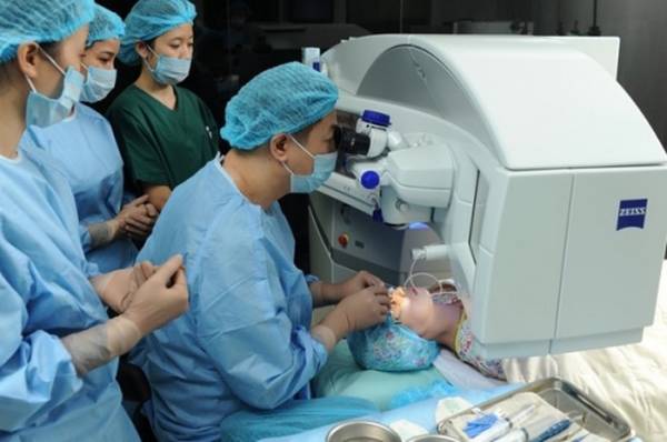 Phẫu thuật mắt LASIK có thể có những tác dụng phụ, tuy nhiên hầu hết các bác sĩ đều cho rằng thủ thuật này an toàn.