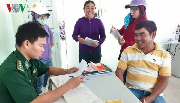 Bộ đội Biên phòng tỉnh Phú Yên kiểm tra giấy tờ của chủ tàu ở cảng cá Đông Tác.