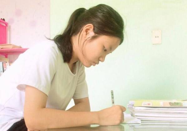 Vũ Thị Mai luôn cố gắng học để nuôi ước mơ đến giảng đường - Ảnh: V.T