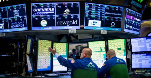 Tuyên bố của chủ tịch Fed khiến chứng khoán Mỹ giảm điểm