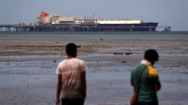 Một tàu chở khí đốt hóa lỏng cập cảng bên ngoài thủ đô Port Moresby của Papua New Guinea vào tháng 11/2018. Ảnh: Reuters.