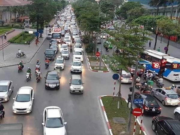 Quy định gắn hộp đèn cho taxi công nghệ đến nay vẫn đang gây nhiều tranh cãi. Ảnh: V.LONG