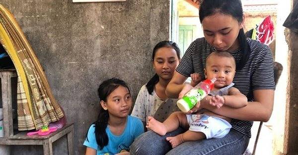 Bé út Nguyễn Minh Châu vui vẻ khi chị Linh cho ăn sữa