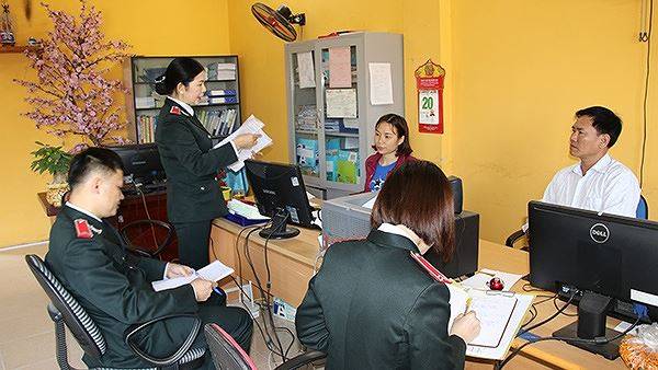 Thanh tra chuyên ngành đóng BHXH, BHYT, BHTN tại một đơn vị sử dụng lao động. Ảnh minh họa