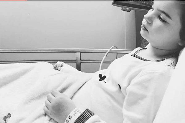 Bé gái 3 tuổi bị hóc bỏng ngô. Ảnh: The Sun