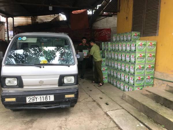 Xe ô tô 29Y-1181 cùng với tang vật vi phạm bị Đội QLTT số 9 kiểm tra, tạm giữ. Ảnh Duy Hiệu