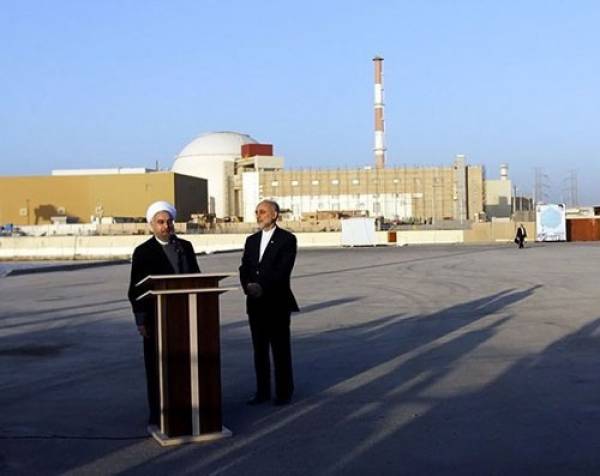 Tổng thống Iran Hassan Rouhani (trái) trước nhà máy hạt nhân Bushehr. Ảnh: IRNA